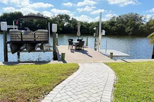 622 Mt Oak Ave NE, Saint Petersburg, FL 33702 - Photo 1
