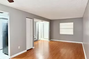 5156 Tennis Ct Cir, Tampa, FL 33617 - Photo 2