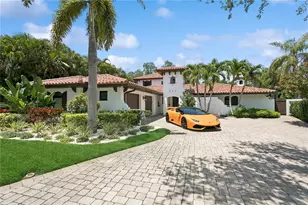 145 Bay Point Dr NE, Saint Petersburg, FL 33704 - Photo 2