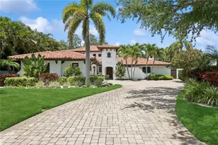 145 Bay Point Dr NE, Saint Petersburg, FL 33704 - Photo 2