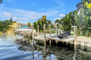 145 Bay Point Dr NE, Saint Petersburg, FL 33704 - Photo 6