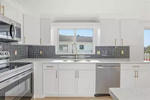 9821 Lakeside Ln, Port Richey, FL 34668 - Photo 12