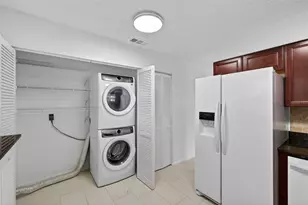 484 Santa Cruz Pl NE, Saint Petersburg, FL 33703 - Photo 10