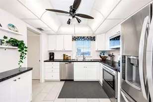 4725 Cove Cir, Saint Petersburg, FL 33708 - Photo 2