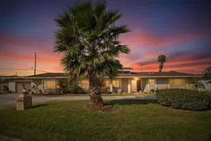 6518 Debbie Ln S, Saint Petersburg, FL 33707 - Photo 1