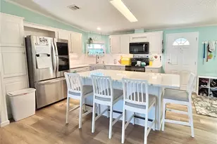 7106 Americana Dr NE, Saint Petersburg, FL 33702 - Photo 4