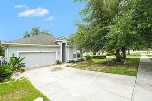 37110 Highland Bluff Cir, Dade City, FL 33523 - Photo 2