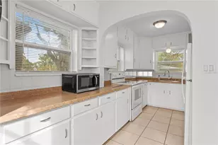 134 SW Lincoln Cir N, Saint Petersburg, FL 33703 - Photo 14