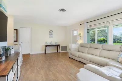 731 44th Avenue NE, Saint Petersburg, FL 33703 - Photo 4