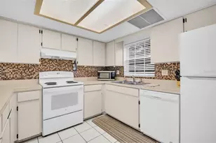 1526 Chateaux De Ville Ct, Clearwater, FL 33764 - Photo 4