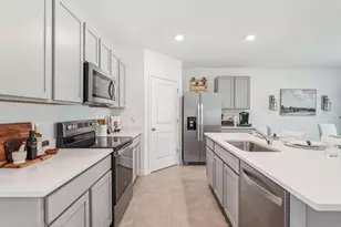 38394 Tea Rose Ave, Zephyrhills, FL 33540 - Photo 4