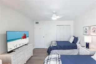 1055 W Peppertree Dr, Sarasota, FL 34242 - Photo 14