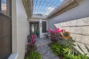 978 San Carlos Ct NE, Saint Petersburg, FL 33702 - Photo 4