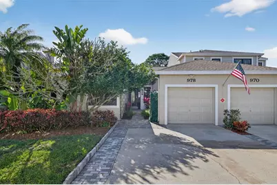 978 San Carlos Court NE, Saint Petersburg, FL 33702 - Photo 2