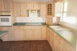 385 Dolphin Ave SE, Saint Petersburg, FL 33705 - Photo 2