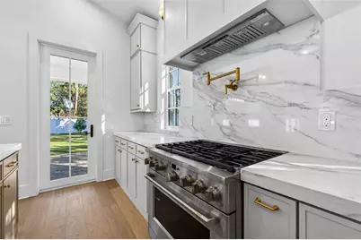 8101 Country Club Road N, Saint Petersburg, FL 33710 - Photo 16