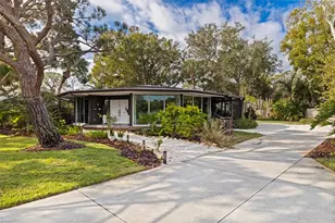 7117 Sunshine Dr S, Saint Petersburg, FL 33705 - Photo 1