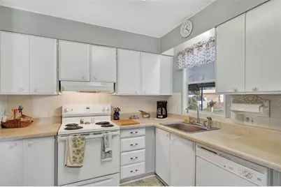 39115 Ola Avenue, Zephyrhills, FL 33542 - Photo 16