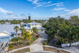 901 Shagos Dr, Apollo Beach, FL 33572 - Photo 2