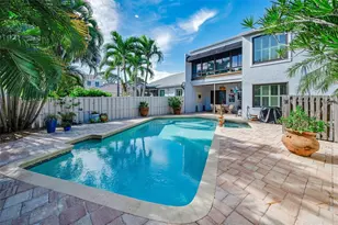 990 San Carlos Ct NE, Saint Petersburg, FL 33702 - Photo 2