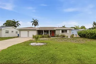 1129 39th Ave NE, Saint Petersburg, FL 33703 - Photo 2