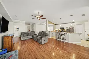 215 Fern Gulley Dr, Seffner, FL 33584 - Photo 2