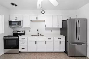 9032 Bay St NE, Saint Petersburg, FL 33702 - Photo 12