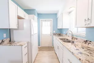 456 Circlewood Dr, Venice, FL 34293 - Photo 4