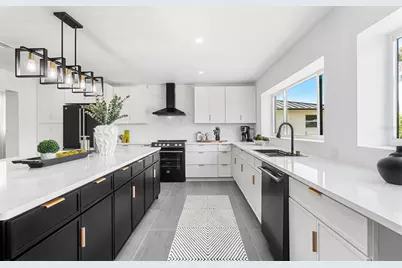 380 Colony Point Road S, Saint Petersburg, FL 33705 - Photo 8