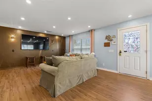 3852 Mandalay Dr, Saint Petersburg, FL 33705 - Photo 4