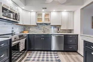 855 Bayway Blvd, Clearwater Beach, FL 33767 - Photo 10