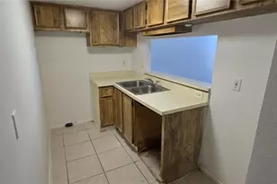7017 Waterside Dr, Tampa, FL 33617 - Photo 4