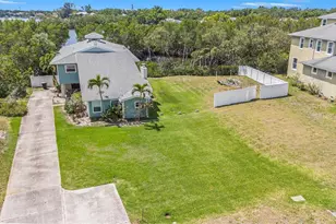 734 Weedon Dr NE, Saint Petersburg, FL 33702 - Photo 2