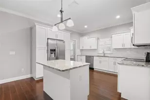 260 SW Lincoln Cir N, Saint Petersburg, FL 33703 - Photo 4