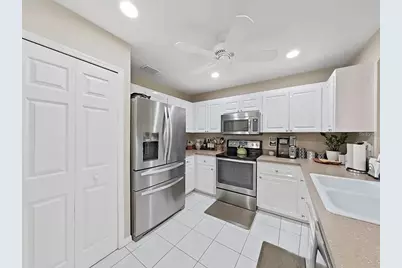 8229 Eagles Park Drive N, Saint Petersburg, FL 33709 - Photo 10