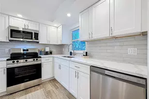 4550 Cove Cir, Saint Petersburg, FL 33708 - Photo 4