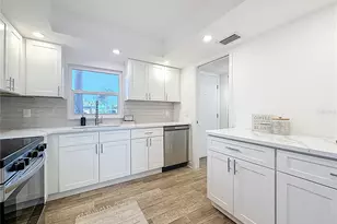 4550 Cove Cir, Saint Petersburg, FL 33708 - Photo 8