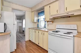 38147 Huff Dr, Zephyrhills, FL 33542 - Photo 10