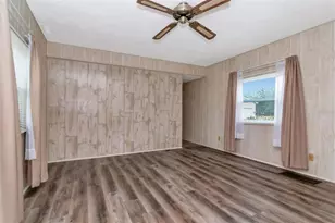 38147 Huff Dr, Zephyrhills, FL 33542 - Photo 4