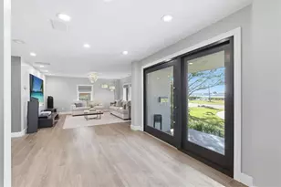 670 Sunset Dr S, Saint Petersburg, FL 33707 - Photo 8