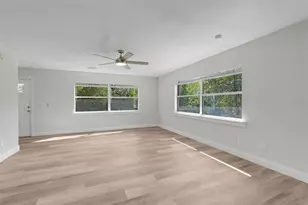 311 Griffin View Dr, Lady Lake, FL 32159 - Photo 4