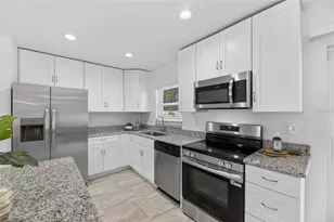 8050 Carolyn St NE, Saint Petersburg, FL 33702 - Photo 14