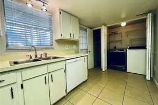 10368 Carrollwood Ln, Tampa, FL 33618 - Photo 4