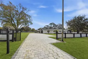 2338 Meadowbrook Dr, Lutz, FL 33558 - Photo 2