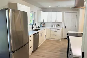 1470 Serpentine Dr S, Saint Petersburg, FL 33705 - Photo 4