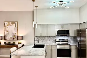 701 Mirror Lake Dr N, Saint Petersburg, FL 33701 - Photo 18