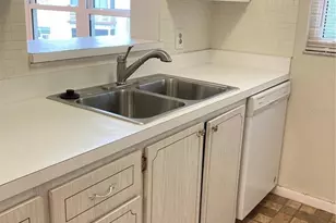 5725 80th St N, Saint Petersburg, FL 33709 - Photo 8