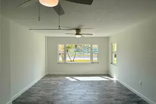 4650 Cove Cir, Saint Petersburg, FL 33708 - Photo 8
