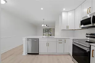 2682 Sabal Springs Cir, Clearwater, FL 33761 - Photo 10