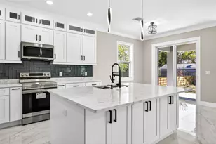 284 Roosevelt Ave, Masaryktown, FL 34604 - Photo 20